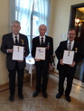 Vuosikokouspalkitut vasemmalta: Kalevi Laitsaari, Hannu Ollikainen ja Raimo Mikkonen