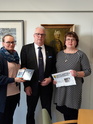 Perinnekillan puheenjohtaja Juhani Mannninen luovutti Mikkelin kaupungin kirjastotoimelle Isänmaan puolustajat ja Marsalkan Mikkeli DVD:t.
Kuvassa vasemmalla kirjastotoimenjohtaja Virpi Launonen ja kiltapuheenjohtajan oikealla sivistysjohtaja Virpi Siekkinen.