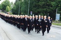 Sotilaspoikien uljas marssirivistö Kalevi Raatikaisen johdolla 1999 Otavankadulla.